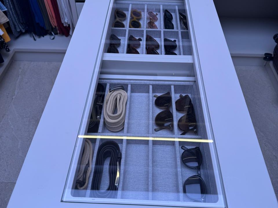 Gaveta de closet com organizador sob medida